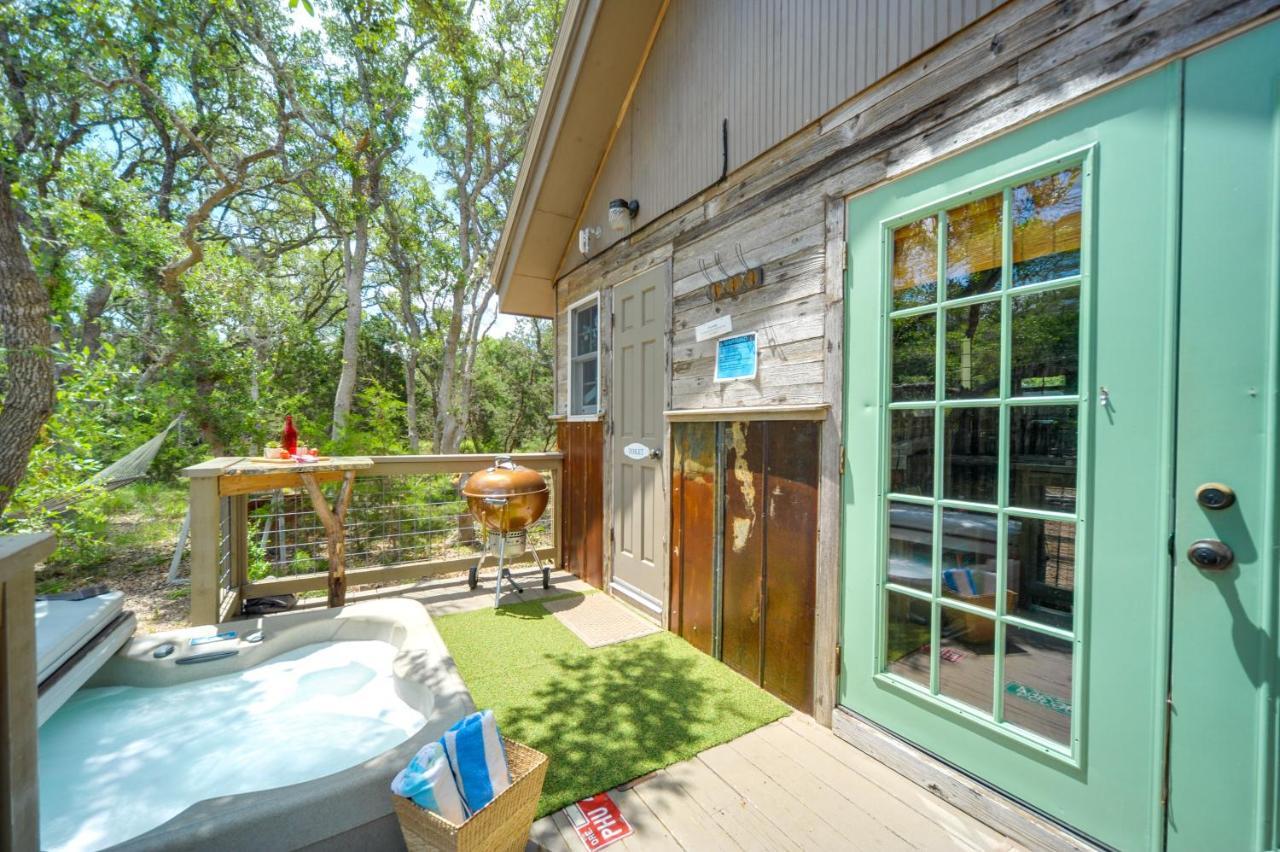 Snuggle Inn Wimberley Cabin With Fire Pit And Deck Exterior photo