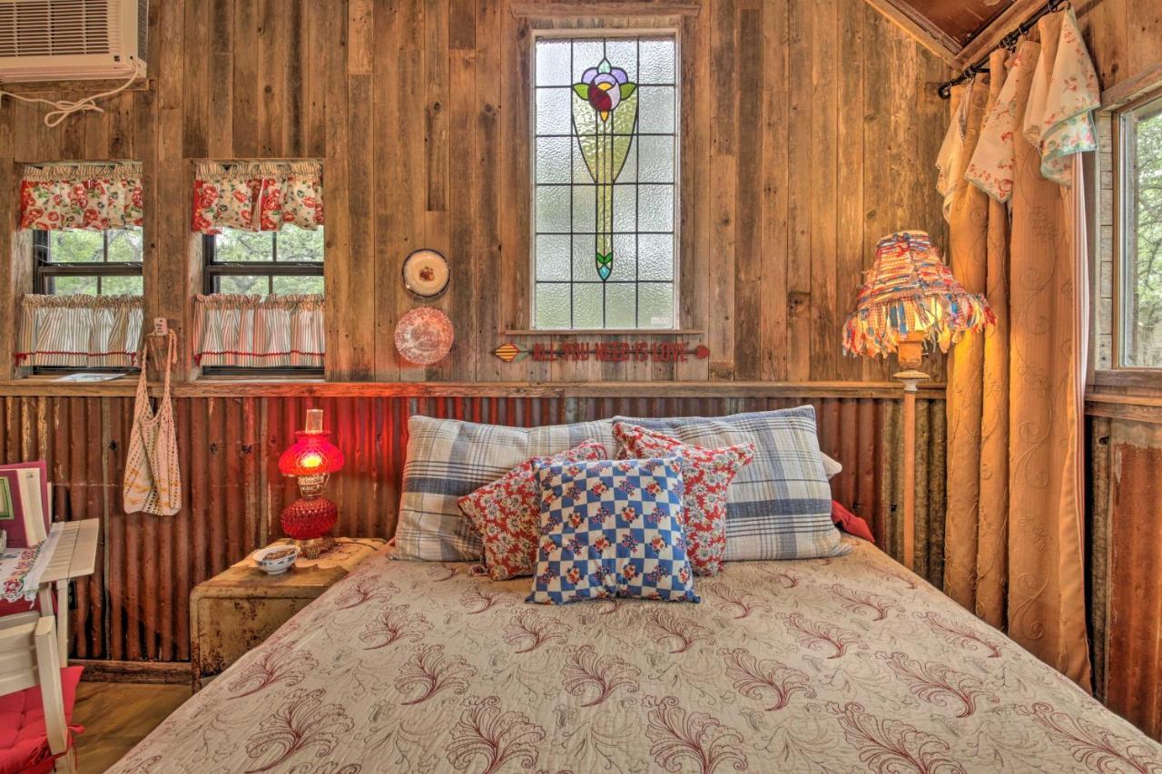 Snuggle Inn Wimberley Cabin With Fire Pit And Deck Exterior photo