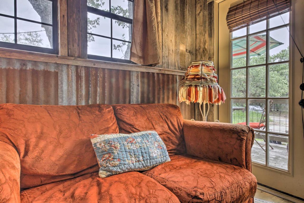 Snuggle Inn Wimberley Cabin With Fire Pit And Deck Exterior photo