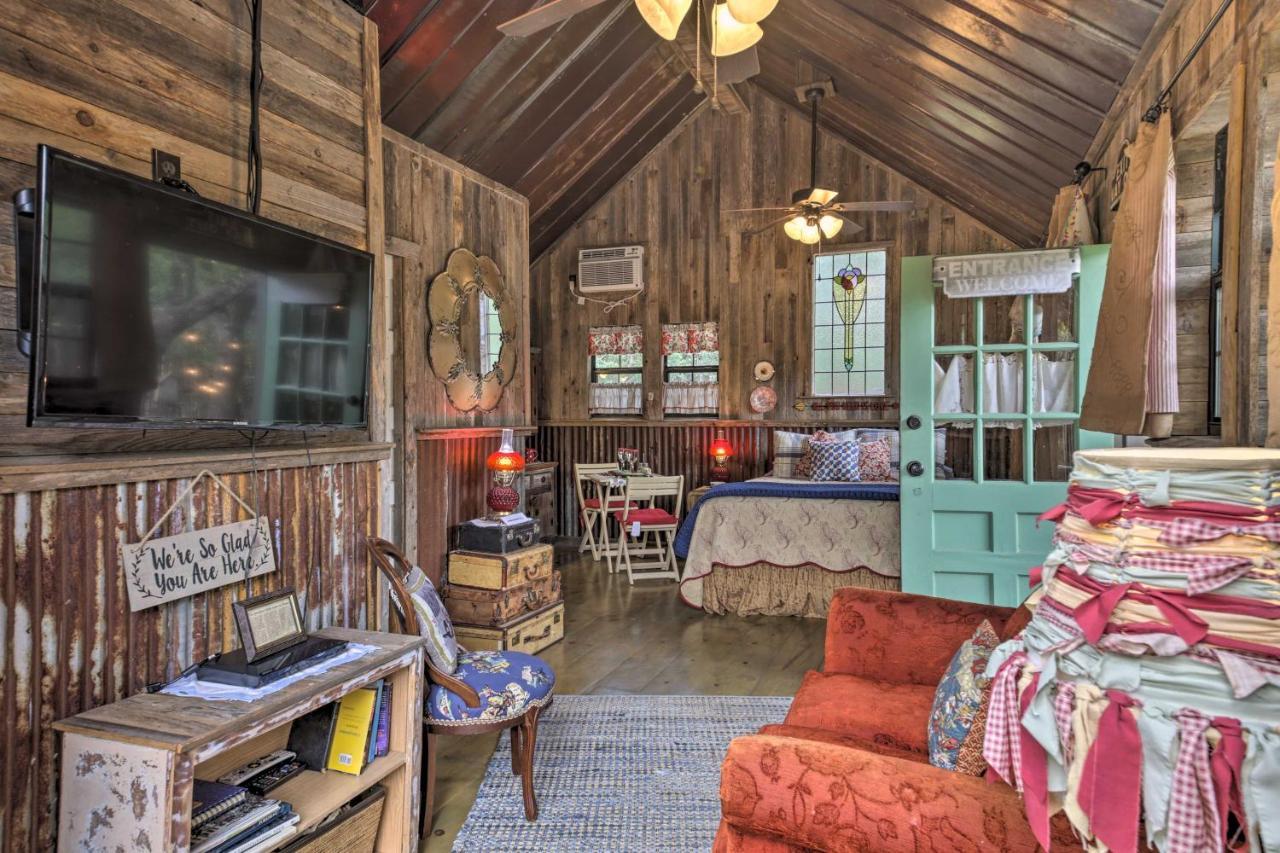 Snuggle Inn Wimberley Cabin With Fire Pit And Deck Exterior photo