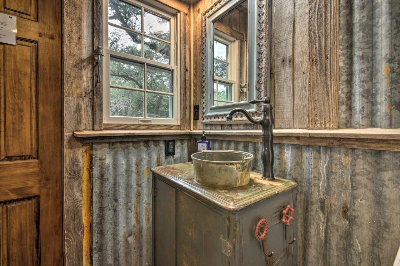 Snuggle Inn Wimberley Cabin With Fire Pit And Deck Exterior photo